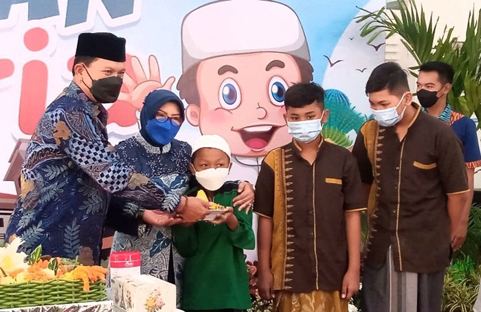 Wali Kota Madiun, Maidi, saat menyerahkan tumpeng kepada peserta Khitan Ceria.
