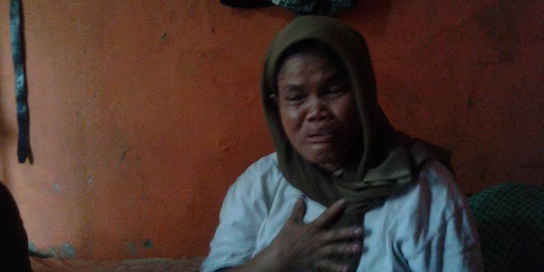 Mursidah menangis minta anaknya Arsad dibebaskan. foto: kompas 