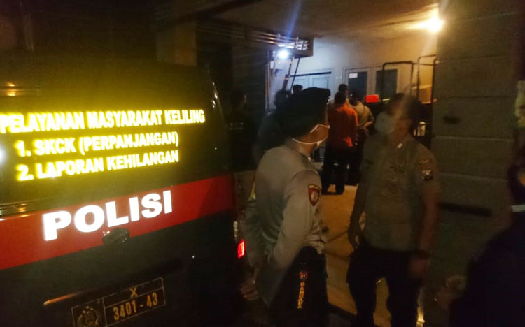 Polisi saat melakukan olah TKP di lokasi kejadian.