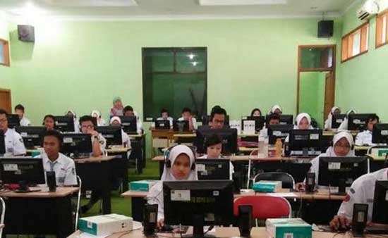 Suasana UNBK di SMA Negeri Gedeg, Mojokerto.