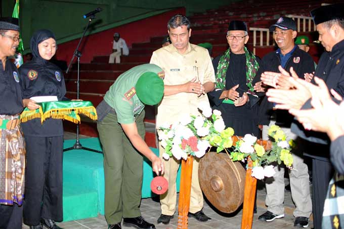 Letkol Arh Sri Rusyono S, SE Dandim 0810 Nganjuk memukul gong tanda dibukanya turnamen pencak silat.