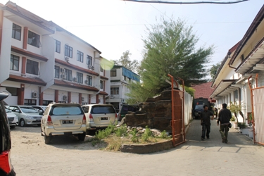 ?

Lahan gedung PN Surabaya yang dijadikan area parkir mobil. Foto:nur faishal/BANGSAONLINE