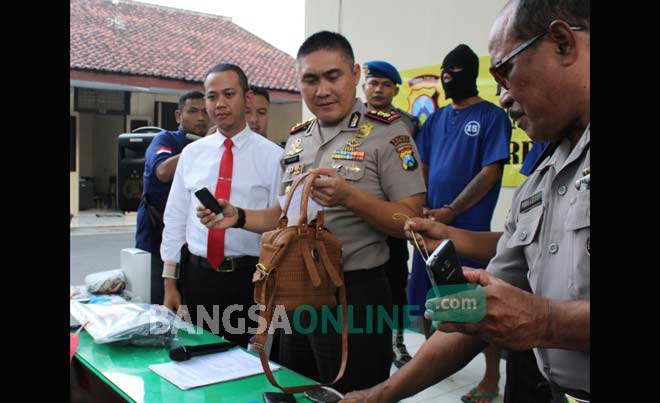 Kapolres Blitar AKBP Yossy Runtukahu menunjukan barang bukti penjambretan.