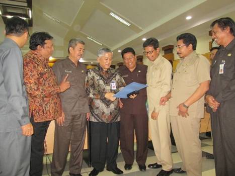 Kepala Dinas Pendidikan Jatim Harun dan beberapa kepala sekolah tingkat SMP-SMA se-Jatim dan perguruan tinggi, di sela sosialisasi UN. foto:nisa/BANGSA ONLINE
