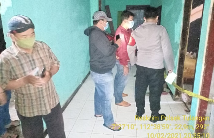 Petugas, warga sekitar, dan perangkat desa setempat usai mendobrak pintu kamar korban.