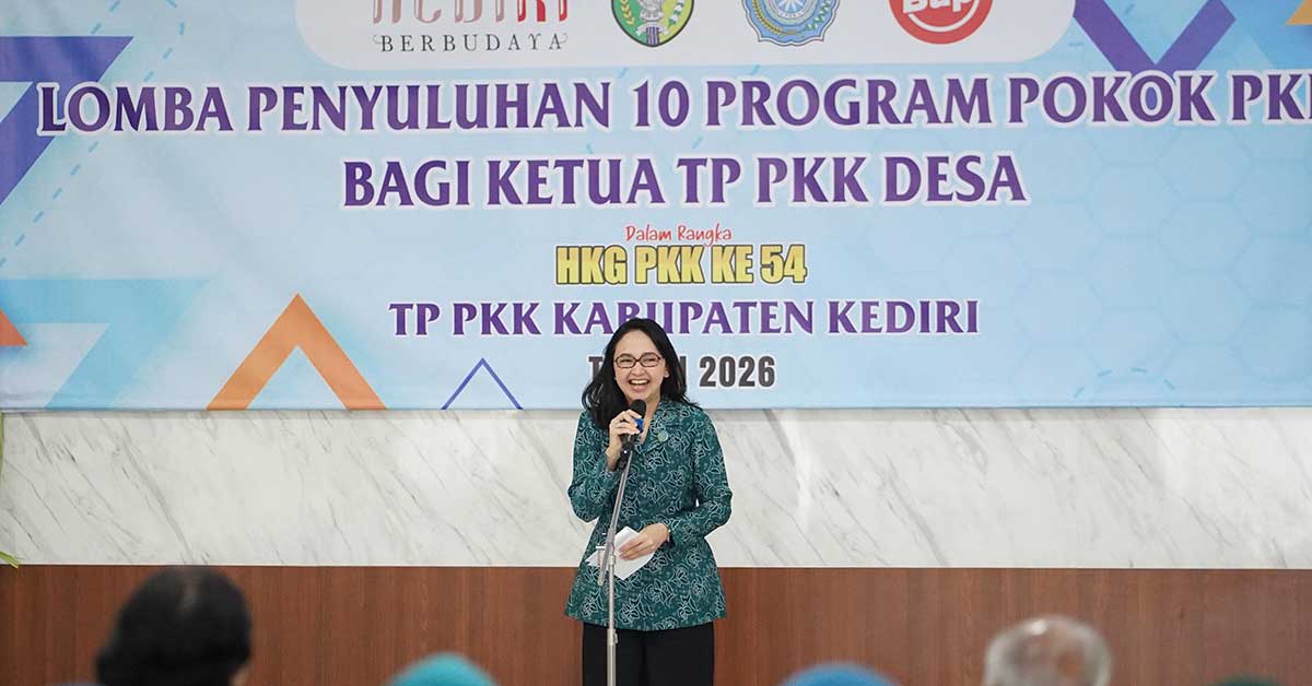 Ketua TP PKK Kabupaten Kediri saat memberi sambutan.