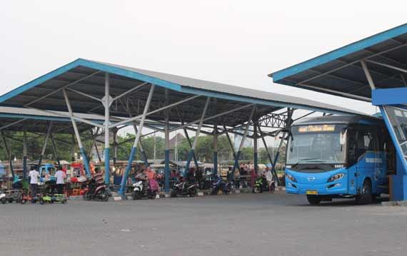 SEMENTARA. PKL hiburan anak di Terminal Baru Porong yang dipindah ke sisi timur. foto: khumaidi/BANGSAONLINE