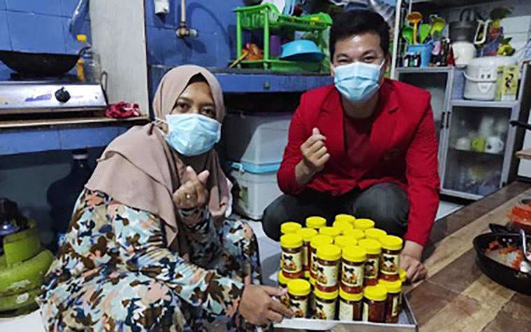 Hendry bersama warga Desa Suko Sidoarjo menunjukkan hasil sambal kemasan yang siap dijual.