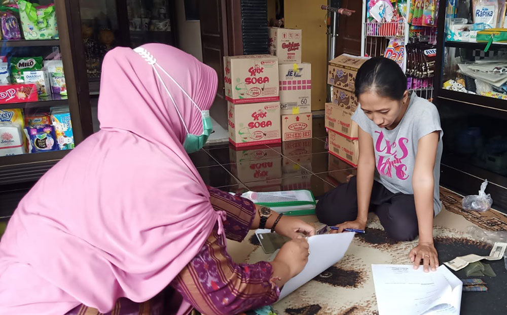 Petugas saat mendata salah satu pedagang yang ikut program Kurnia. foto: ist.