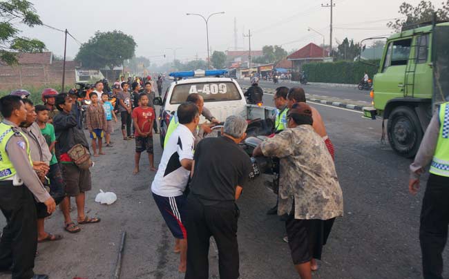 Proses evakuasi kendaraan yang terlibat kecelakaan di jalur Nasional. foto: RONY S/ BANGSAONLINE