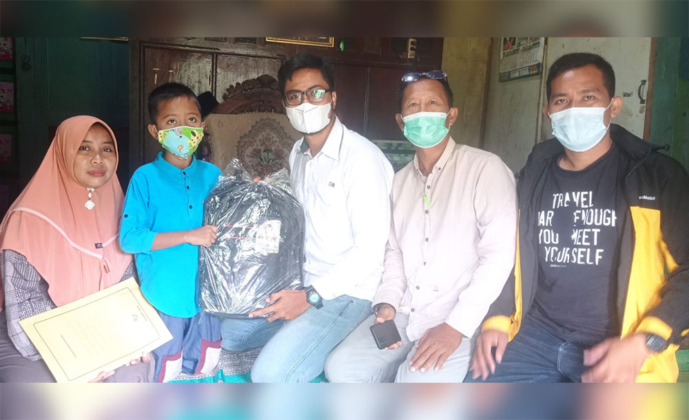 SHE, CSR, Sec & Communication Dept Head UTSG Budi Banyuarysah (tiga dari kiri) saat menyerahkan bantuan berupa peralatan sekolah dan uang tunai didampingi Ketua PWI Tuban Suwandi (paling kanan).