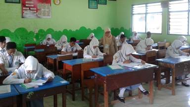 Peserta UN dari MA Negeri Tuban nampak enjoy mengerjakan soal yang diawasi oleh pengawas ruang. (Suwandi/BANGSAONLINE)