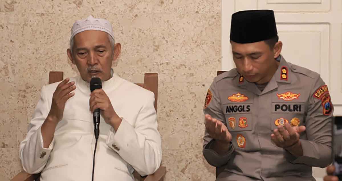 KH. Abdullah Kafabihi Mahrus bersama Kapolres Kediri Kota. Foto: Ist
