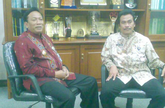 Bupati dan Wabup Gresik, Sambari-Qosim. (foto: syuhud/BANGSAONLINE)