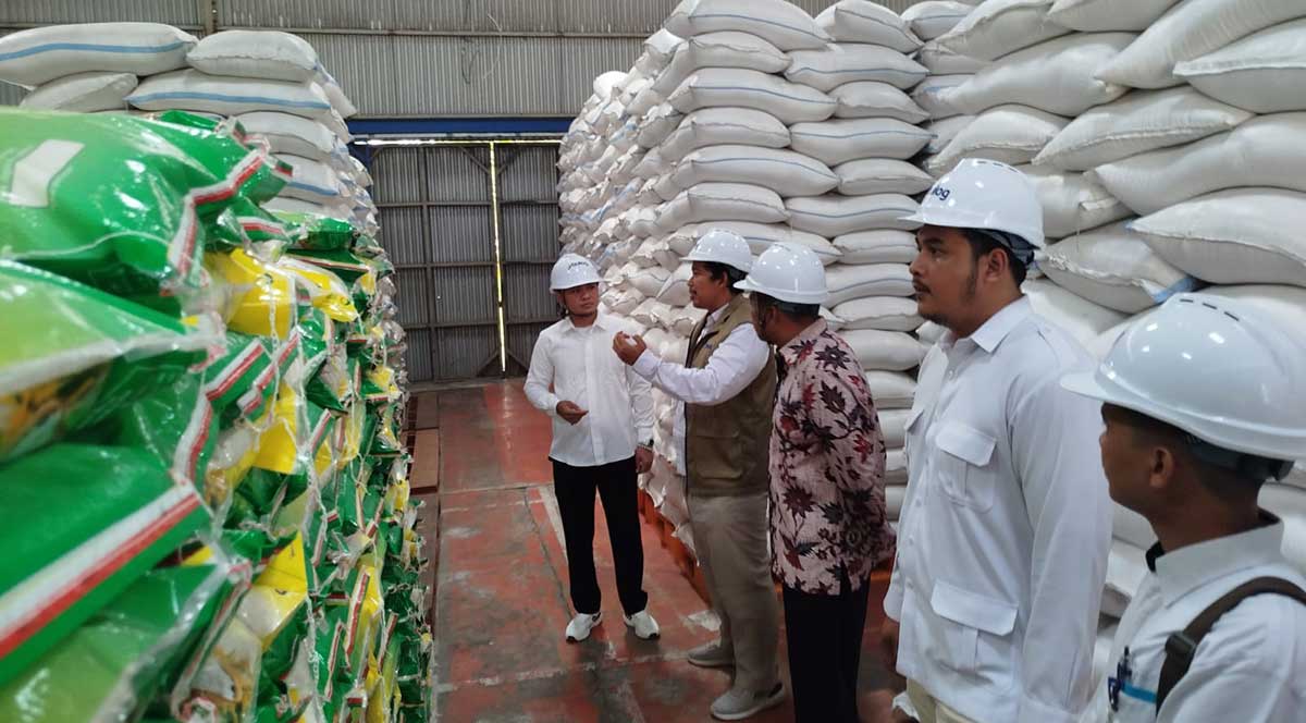 Anggota Komisi I DPR RI, R.H. Imron Amin, ketika meninjau gudang Bulog Bangkalan di kompleks pergudangan Mlajah.