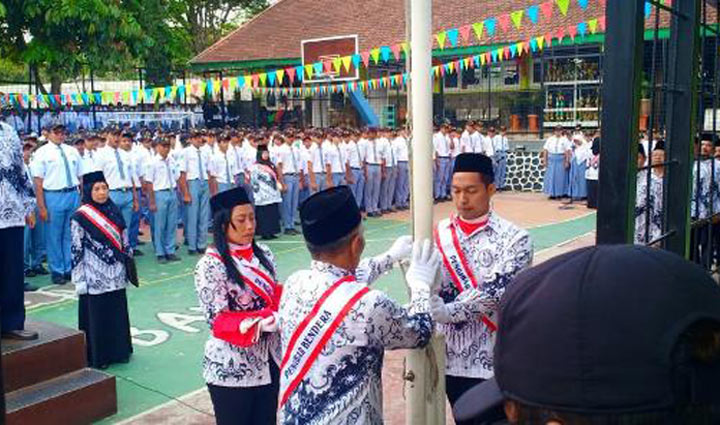 Di event kali ini, guru dilibatkan sebagai komandan upacara, pembaca teks UUD 1945, pembaca ikrar guru dan petugas lainnya.