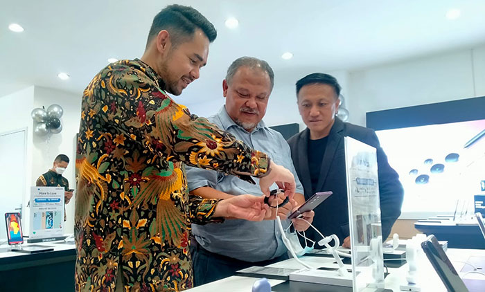 Suasana pembukaan gerai Samsung di Surabaya.