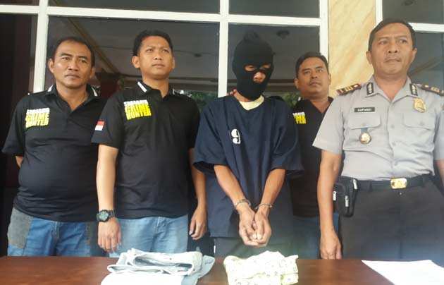 Tersangka saat diamankan di Mapolsek Dukuh Pakis. foto: BANGSAONLINE