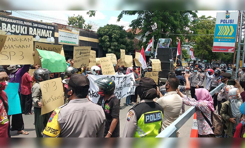 Puluhan demostran menggeruduk Polres Ponorogo menolak kasus dugaan pelanggaran pemilu oleh 14 kades di Kecamatan Jetis di-SP3.