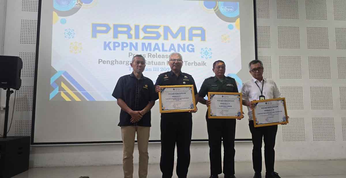 Jajaran Kantah Kabupaten Pasuruan saat menerima penghargaan.
