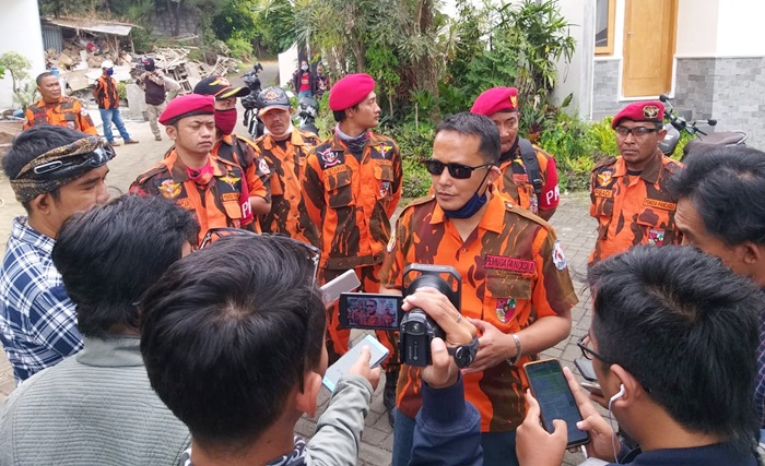 Edwin Setyo Adwiranto, S.H., Wakil Ketua MPC PP Kota Batu saat diwawancarai awak media usai mediasi di kantor Mapolres Batu.
