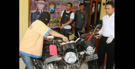 Pelaku saat memperagakan pencurian. foto: Suwandi/BANGSAONLINE