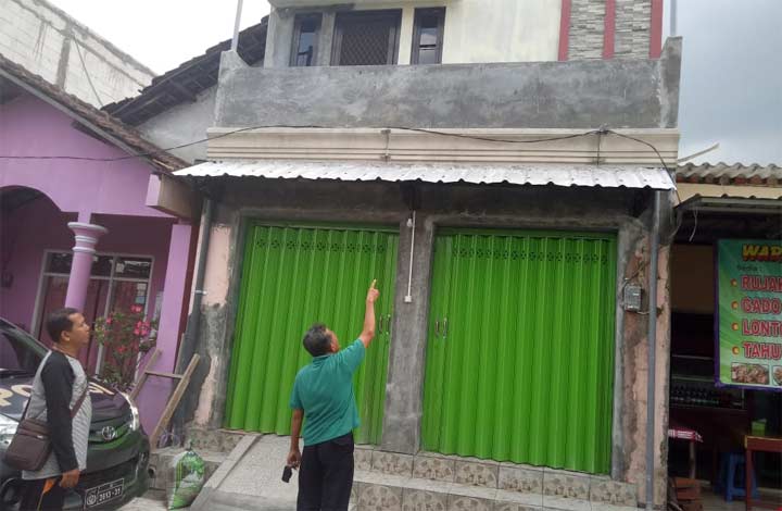 Warga menunjukkan kabel yang membuat korban kesetrum.