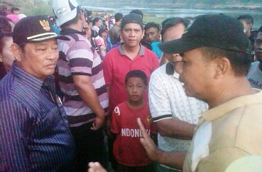 Bupati Saiful Ilah (kiri) mendapat penjelasan dari warga saat mengunjungi lokasi munculnya buaya Kali Porong. Foto: agus HP/BANGSAONLINE