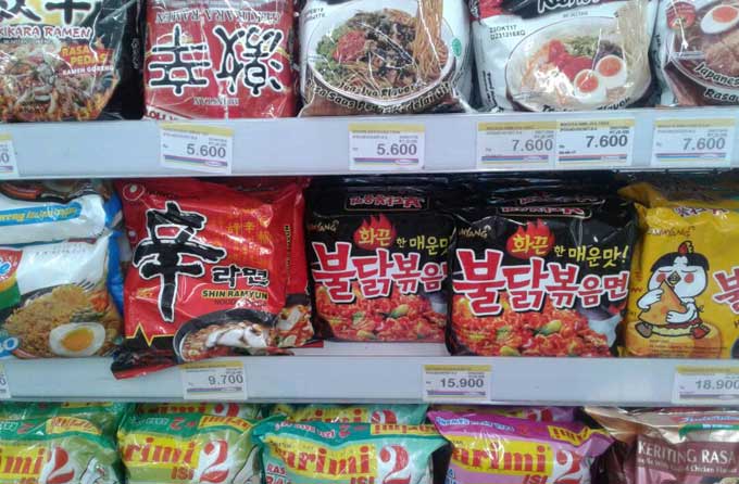 Salah satu minimarket tampak masih menjual mie samyang. foto: SUWANDI/ BANGSAONLINE