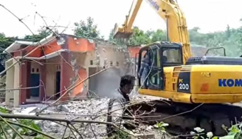 Proses penghancuran rumah mewah di Desa Pengkol, Kauman.