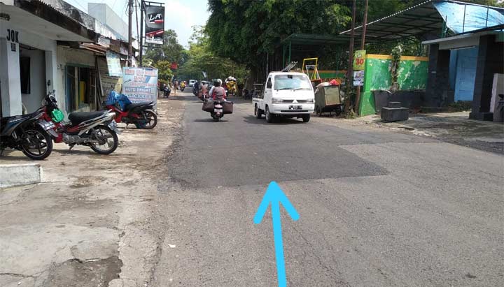 Hasil penambalan jalan rusak atau berlubang yang dilakukan DPUPR Kota Malang di barat Pasar Kasin,  Senin (06/05) malam. foto: IWAN IRAWAN/ BANGSAONLINE