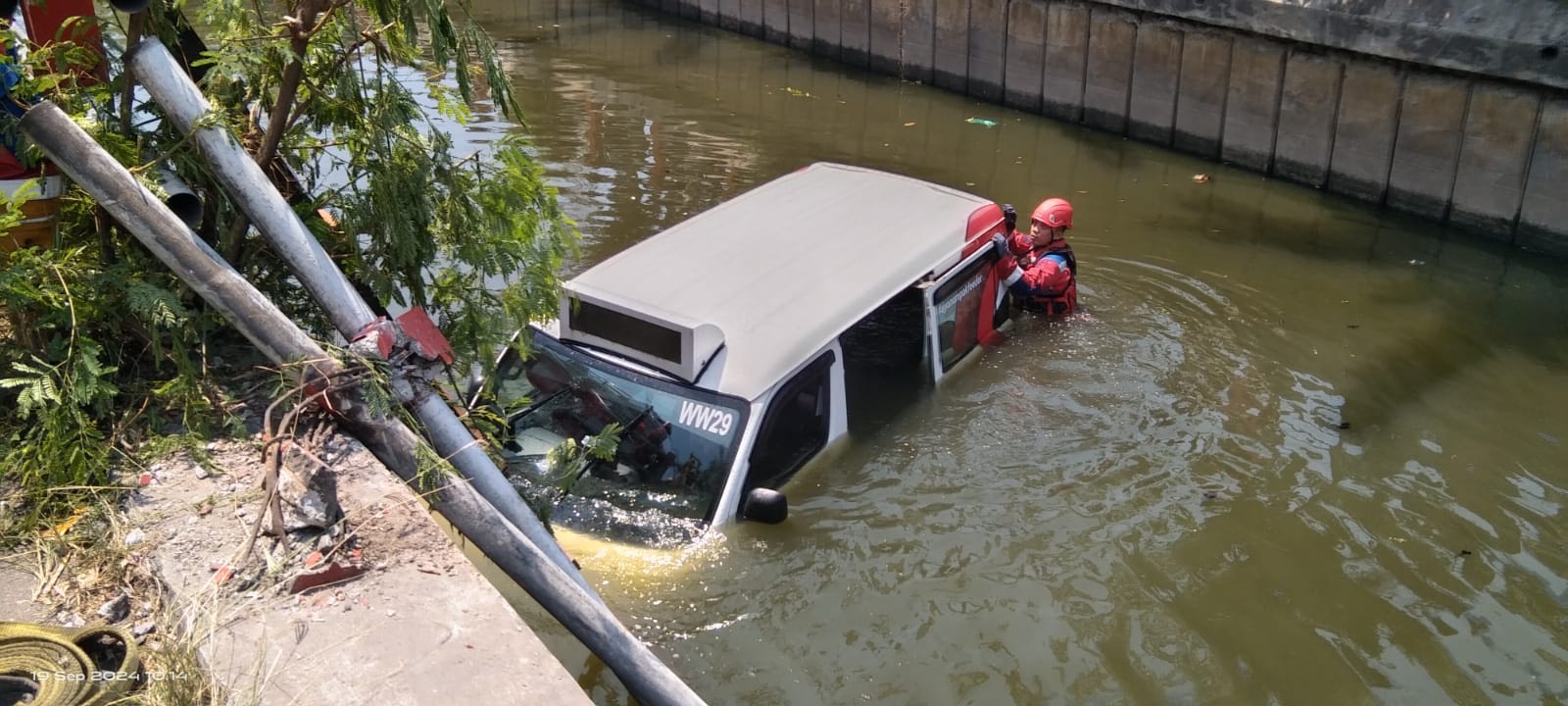 Feeder wira-wiri yang masuk ke dalam Sungai di Gunung Anyar Surabaya