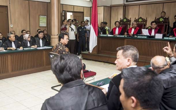 Gubernur DKI Jakarta nonaktif Basuki Tjahaja Purnama alias Ahok saat menjalani sidang lanjutan kasus pensitaan agama di PN Jakarta Utara, Jakarta, Selasa (20/12). foto: merdeka.com