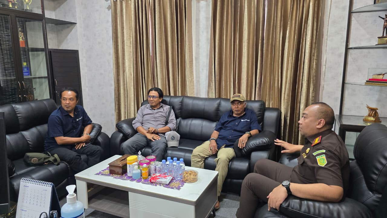 Ketua PWI Ngawi bersama pengurus melakukan kunjungan ke kepala Kejari Ngawi