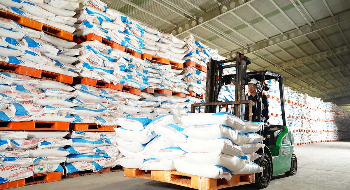 Stok pupuk produk Petrokimia Gresik di gudang. Foto: Ist