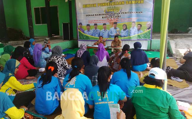 Dinas Kebersihan dan Pertamanan saat menggelar pelatihan pengelolaan sampah. foto: BANGSAONLINE