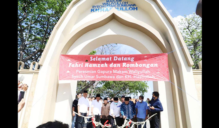Fahri Hamzah berziarah dan meresmikan Gapura Makam Syekh Umar Sumbawa yang terletak di Ujung Timur Surabaya. (foto: ist)