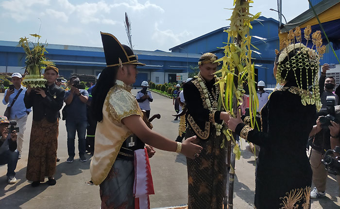 Suasana Manten Tebu di Pabrik Gula RMI Blitar.