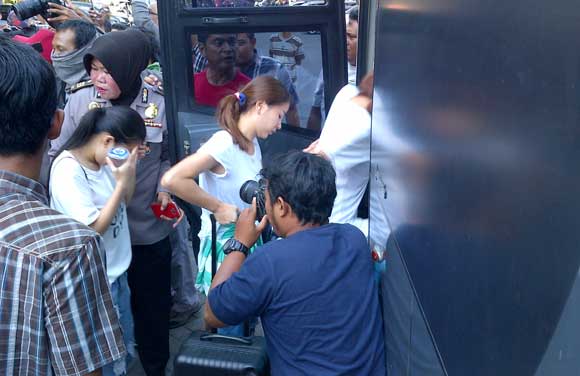 Sebagian WNA pelaku penipuan yang akan dikirim ke Mabes Polri Jakarta. foto: rusmiyanto/BANGSAONLINE