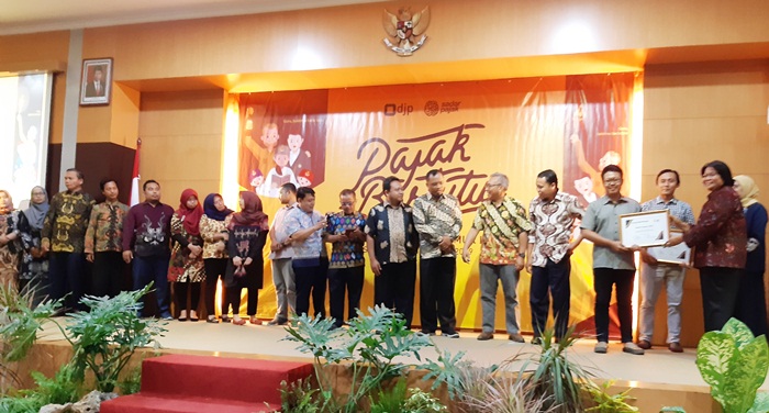 APRESIASI: DJP Jatim II memberikan penghargaan kepada 24 dosen, saat acara Patur 2019, Jumat (22/11). foto: MUSTAIN/ BANGSAONLINE
