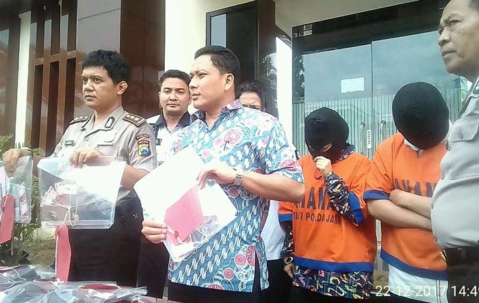 Dua terduga pelaku perdagangan orang saat dipamerkan ke media dalam rilis di Polda Jatim.