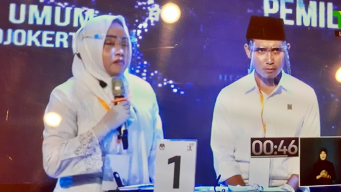 Paslon Nomor Urut 1 Ikfina dan Gus Barra dalam debat publik di salah satu stasiun televisi swasta lokal.
