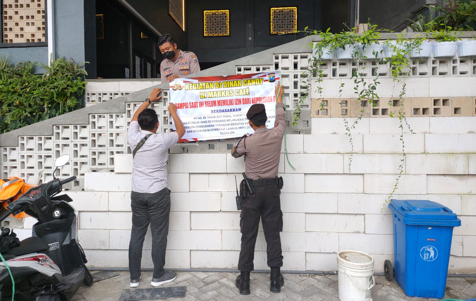 Polres Blitar Kota memasang papan pengumuman larangan show DJ Dinar Candy karena tak memiliki izin kepolisian.