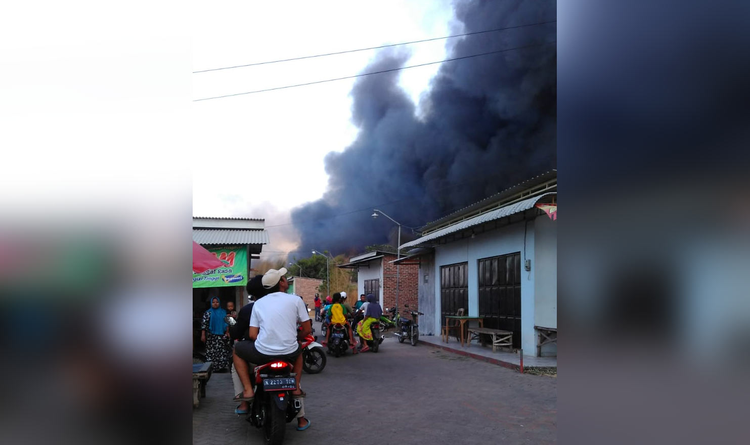 Asap kebakaran gudang tiner PT. MBM di Desa Randupitu tampak mengepul.