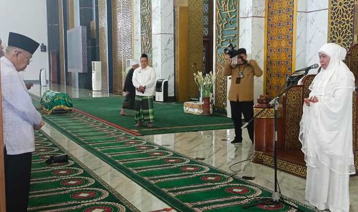 Gubernur Khofifah sempat memohon kesaksiannya atas almarhum Kiai Roziqi semasa hidup kepada para jemaah salat jenazah saat sambutan.