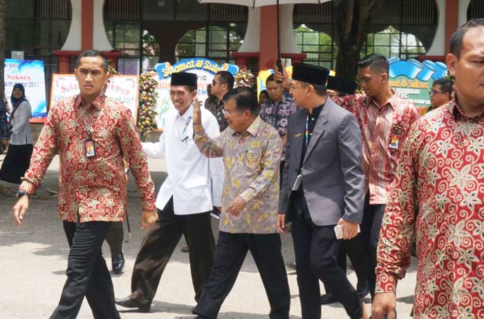 Wakil Presiden Jusuf Kalla saat tiba di acara ASEAN Youth Interfaith Camp (AYIC) di Islamic Center Universitas Pesantren Tinggi Darul 