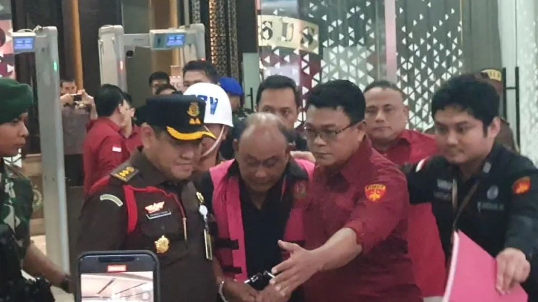 Dadan Hindayana mengenakan rompi tahanan Kejagung