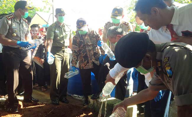 Pemusnahan arak di halaman belakang Mapolres Tuban. foto: SUWANDI/ BANGSAONLINE