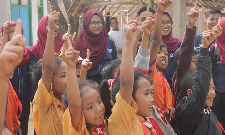 Para siswa-siswi SDN Sucopangepok 5 kedatangan tamu dari Komunitas Generasi Baru Indonesia (GenBI) Jember.
