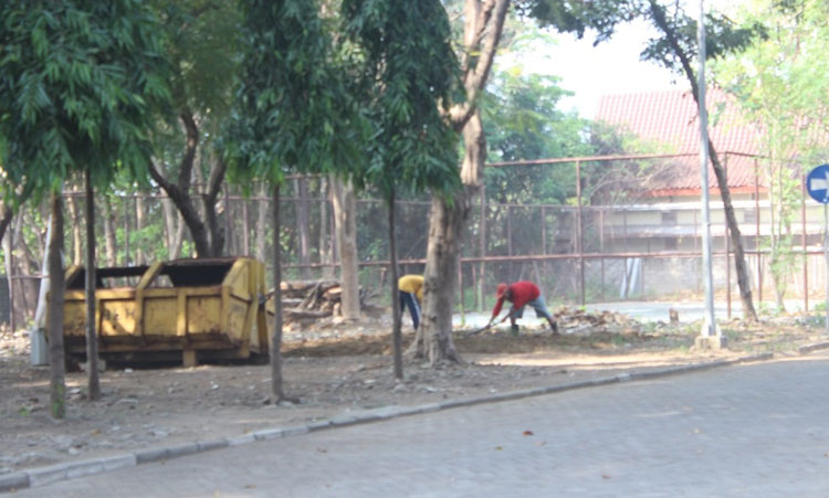 Pembersihan ilalang di sisi belakang gedung DPRD Pasuruan.
